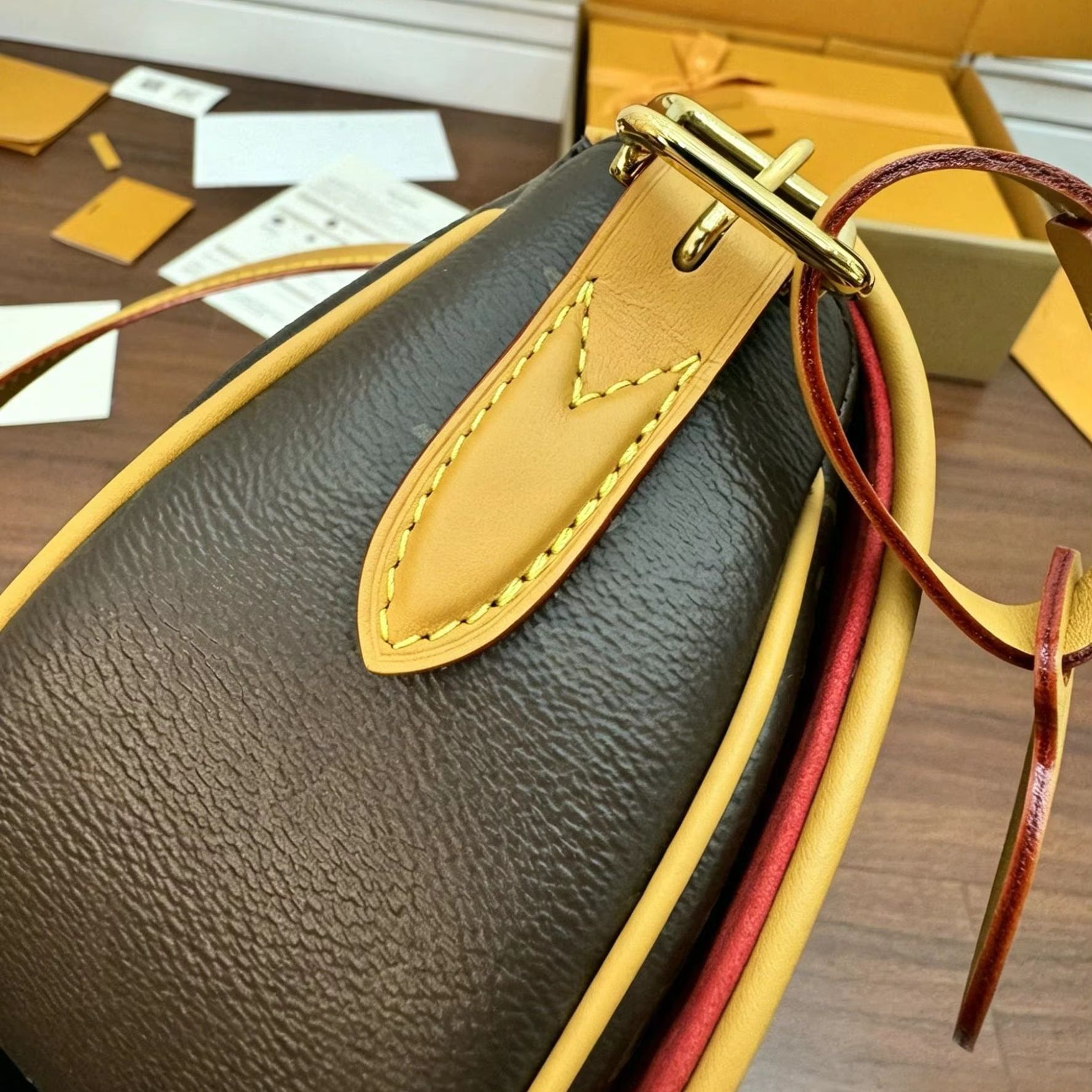 Цилиндрическая сумка-кроссбоди – обзор и цена Tote Bag Leather Monogram